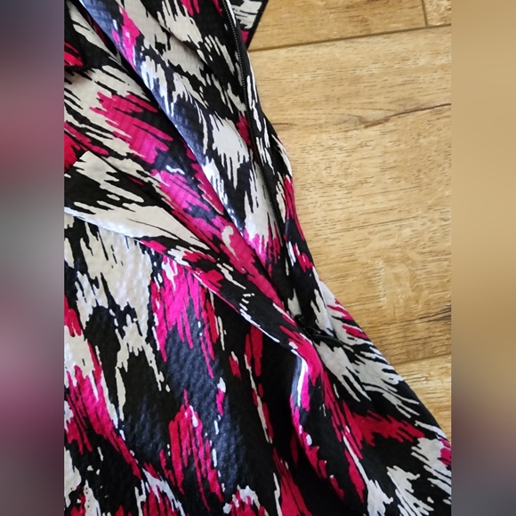 NWT Armani Exchange 100% Silk Sleeveless Top Side Zip M Abstract Black Pink - Picture 5 of 8